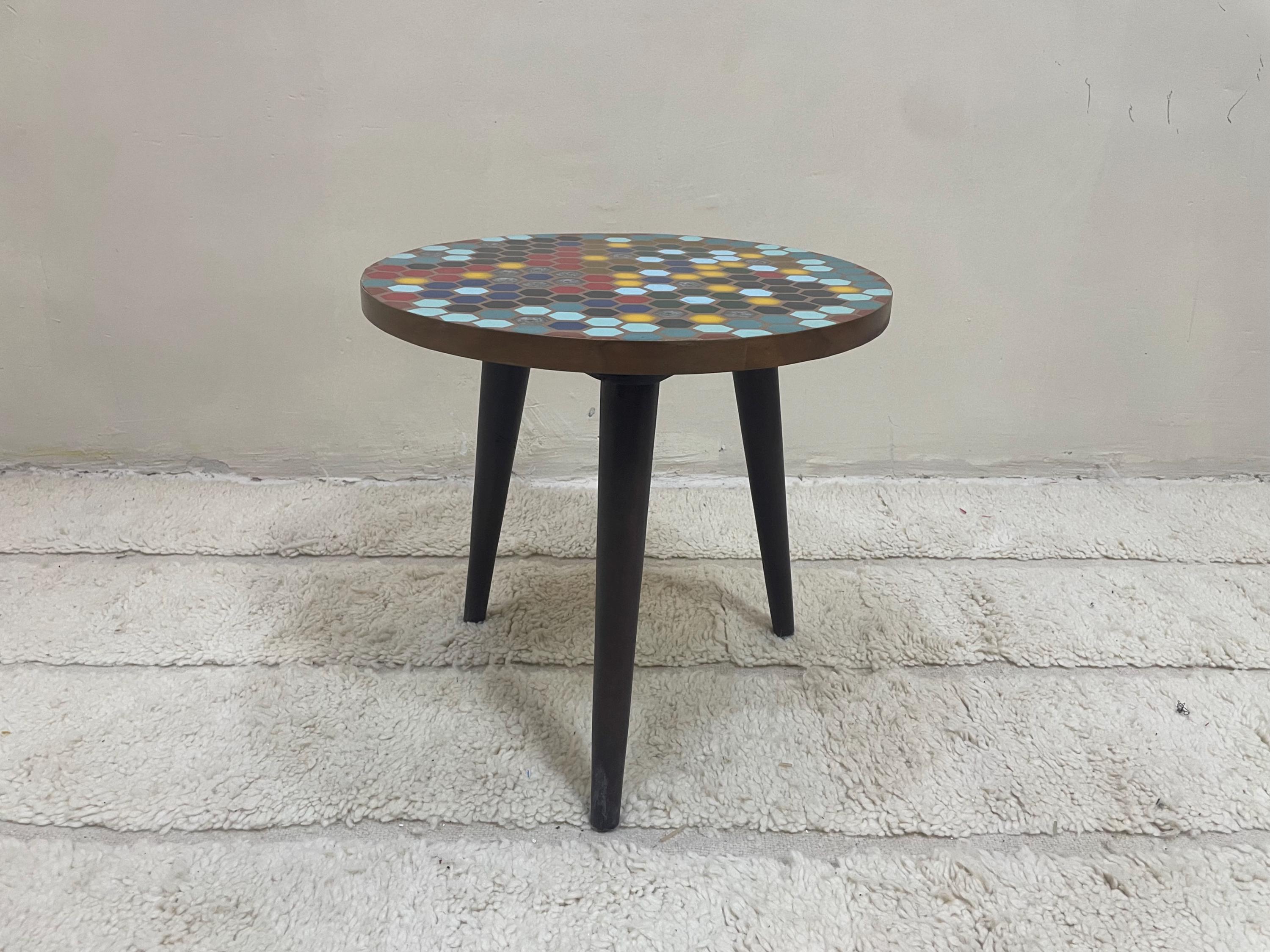 手作りモザイクサイドテーブル：樹脂エッジの木製アクセントテーブル