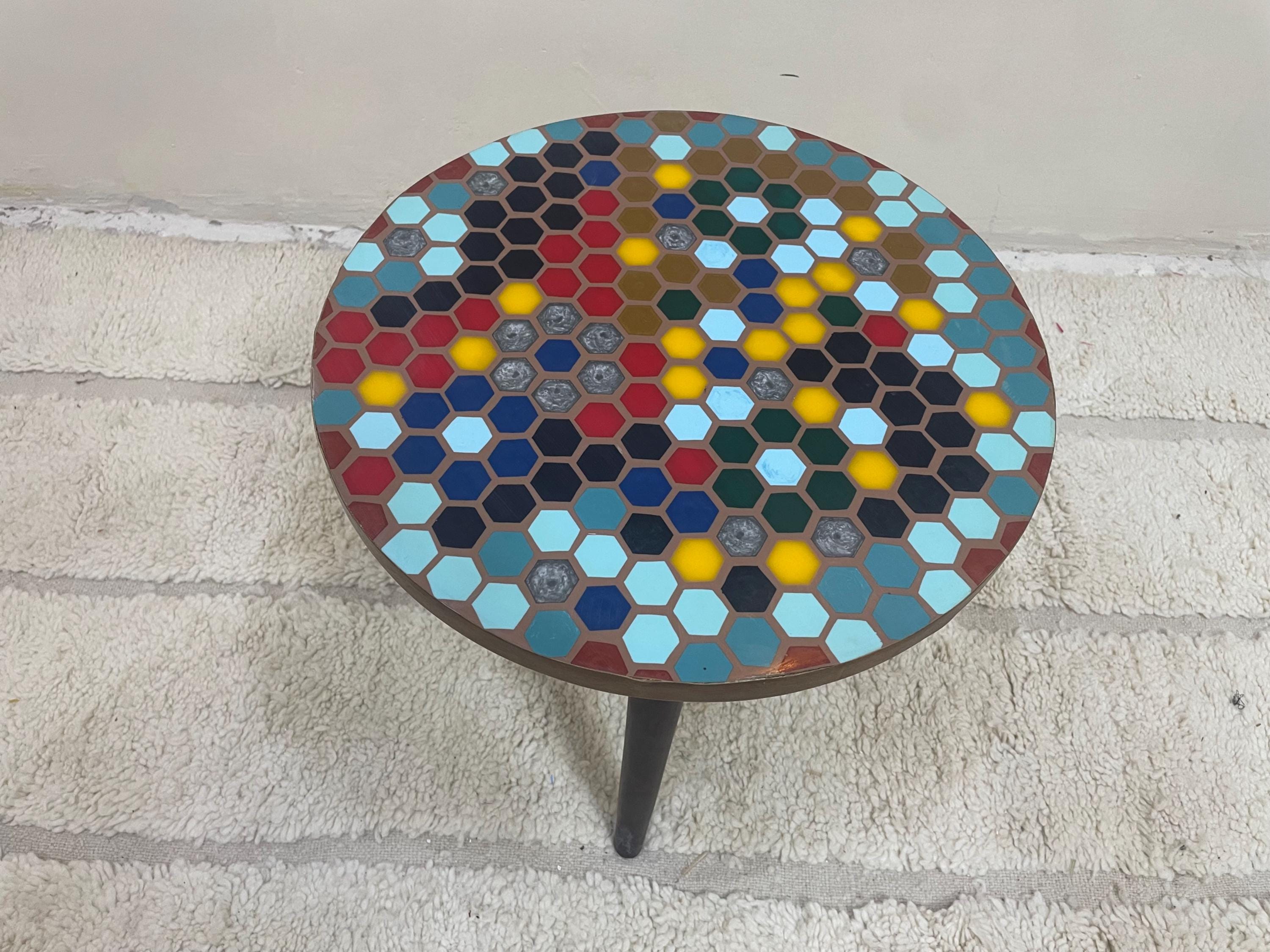 手作りモザイクサイドテーブル：樹脂エッジの木製アクセントテーブル