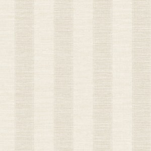 K&ouml;nnte beinhalten: Eine Tapete mit einem sich wiederholenden Muster aus vertikalen Streifen in abwechselnden Farbt&ouml;nen von hellem Beige und Creme. Die Oberfl&auml;che weist eine subtile, fein strukturierte Oberfl&auml;che auf, die wie gewebter Stoff wirkt.