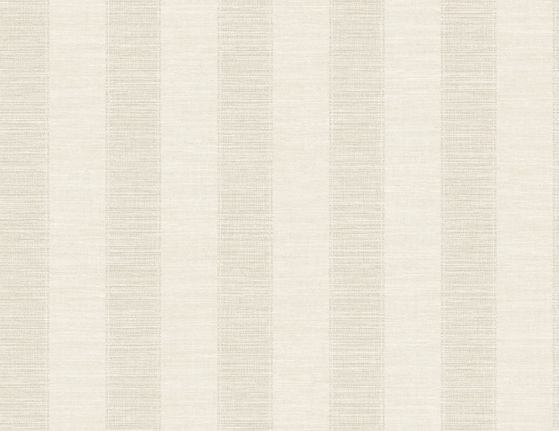 K&ouml;nnte beinhalten: Eine Tapete mit einem sich wiederholenden Muster aus vertikalen Streifen in abwechselnden Farbt&ouml;nen von hellem Beige und Creme. Die Oberfl&auml;che weist eine subtile, fein strukturierte Oberfl&auml;che auf, die wie gewebter Stoff wirkt.