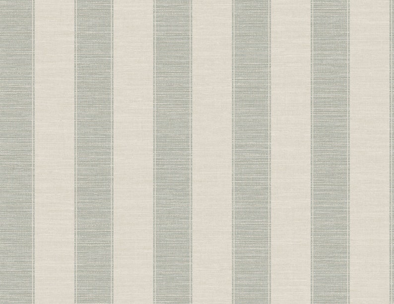 K&ouml;nnte beinhalten: Ein Stoffmuster mit abwechselnden vertikalen Streifen in ged&auml;mpftem Salbeigr&uuml;n und Off-White. Das Design zeigt eine subtile, gewebeartige Textur, wobei feine, dunklere Linien jede der breiteren vertikalen Salbeigr&uuml;nen Bahnen begrenzen.