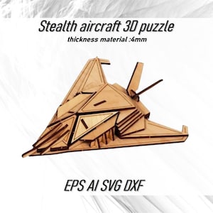 Può includere: Un puzzle 3D in legno di un aereo stealth. Il puzzle è realizzato in legno tagliato al laser e ha uno spessore di 4 mm. Il puzzle è etichettato "Stealth aircraft 3D puzzle" e "thickness material: 4mm". Il puzzle è anche etichettato "EPS AI SVG DXF".