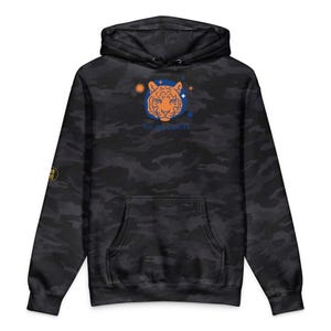 Puede incluir: Sudadera con capucha negra y gris con estampado de camuflaje, con bolsillo delantero tipo canguro y capucha con cordón. La parte delantera presenta un gráfico de cara de tigre naranja y azul, con el texto "Wild and Creative" debajo. Un pequeño gráfico está en la manga izquierda.