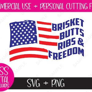 Puede incluir: Una descarga digital de una bandera estadounidense desgastada con el texto "BRISKET BUTTS RIBS & FREEDOM" en azul. El texto está en negrita, fuente sans-serif. La bandera es roja, blanca y azul.