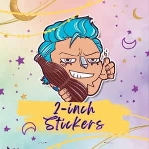 Puede incluir: Una pegatina de 5 cm con un personaje de dibujos animados con pelo azul sosteniendo una botella marrón y haciendo una señal de pulgar hacia arriba. La pegatina tiene un borde blanco y está sobre un fondo colorido con estrellas, lunas y detalles dorados.