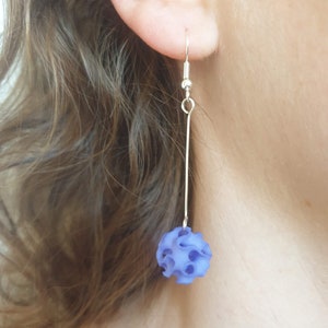 3D-printade gyroidörhängen i alla färger