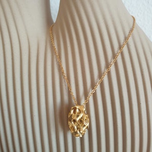 Collier pendentif ovaire gyroïde plaqué or avec sa chaine plaquée or