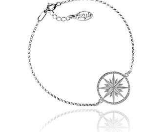 Puede incluir: Un brazalete de cadena de plata con un colgante circular que presenta un diseño de estrella. El colgante está unido a la cadena con un pequeño anillo de plata. El brazalete tiene un cierre de mosquetón. El brazalete está hecho por la marca "Abstyle".