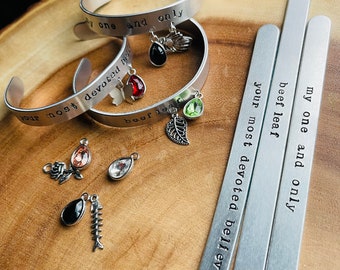 CUSTOM Stamped Metal Cuff Armband mit Charms