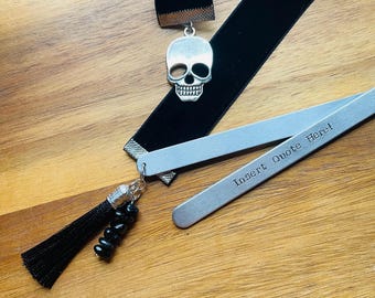 Marcador de metal con sello de Tumba Cerrada, cinta y dijes