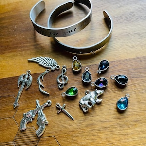 Pulseira de punho estampada Vox Machina com berloques