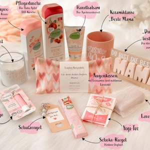 Może przedstawiać: Zestaw produkt&oacute;w do pielęgnacji, w tym szampon, żel pod prysznic, balsam do rąk, ceramiczny kubek, świeca, balsam do ust, drewniany znak, etykieta, poduszki pod oczy, herbata, baton czekoladowy i mydło. Artykuły są w odcieniach r&oacute;żu i bieli.