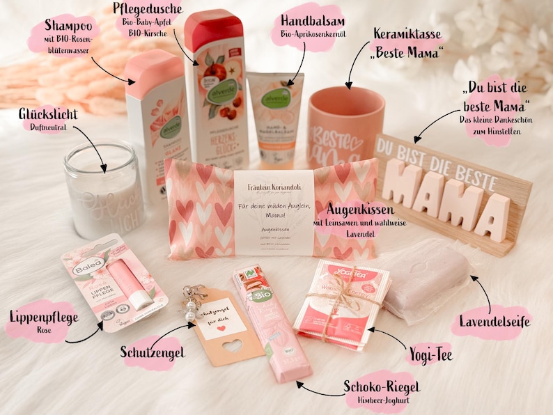 Może przedstawiać: Zestaw produkt&oacute;w do pielęgnacji, w tym szampon, żel pod prysznic, balsam do rąk, ceramiczny kubek, świeca, balsam do ust, drewniany znak, etykieta, poduszki pod oczy, herbata, baton czekoladowy i mydło. Artykuły są w odcieniach r&oacute;żu i bieli.