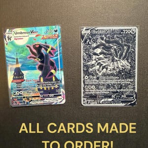 Puede incluir: Dos cartas coleccionables de Pokémon. La carta de la izquierda presenta a Umbreon VMAX con un esquema de color oscuro y el texto "SINGLE STRIKE". La carta de la derecha presenta a Giratina V en blanco y negro. El texto "ALL CARDS MADE TO ORDER!" está en la parte inferior.