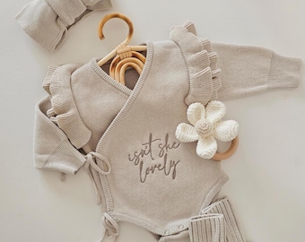 Barboteuse personnalisée à volants pour bébé, ensemble neutre de luxe, beige pour nouveau-né, body faire-part de bébé, tenue de retour à la maison, bonjour le monde en tricot