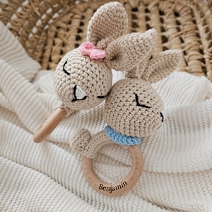 Personalisierte häkeln Hase Rassel, erste Ostern Baby Geschenk, neutrale Kinderzimmer Geschenk, Baby-Dusche-Geschenk, Holz Rassel, Montessori Spielzeug, sensorisches Spielzeug