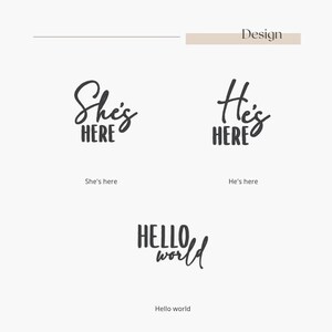Puede incluir: Un dise&ntilde;o minimalista con tres frases en escritura negra: "She's HERE", "He's HERE" y "HELLO world". Las frases est&aacute;n centradas en un fondo blanco, con un elemento de dise&ntilde;o rectangular beige en la parte superior.