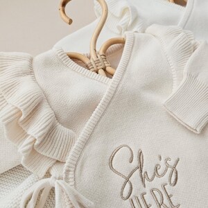 Pelele personalizado para bebé, conjunto neutro de lujo, body para anunciar el nacimiento, atuendo para volver a casa, Hola mundo imagen 2