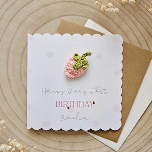 Carte 1er anniversaire fraise, spécial petite-fille baies, premier anniversaire de bébé, thème baies personnalisé, crochet de luxe, fraise 151
