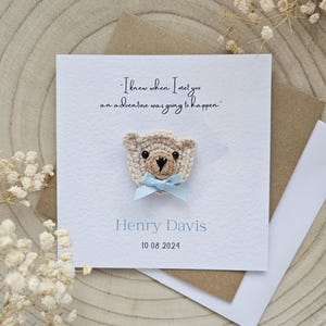 Gepersonaliseerde gehaakte nieuwe babykaart, citaat van Winnie de Pooh, nieuwe kaart babyjongen, babymeisje, kaart neutrale beer, luxe kaarten, cadeau nieuwe baby 068