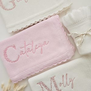 Luxe geborduurd babydeken, gepersonaliseerd bloemenerfstuk, douchecadeau, Coming Home-outfit pasgeborene, geboortenaam, geschulpt