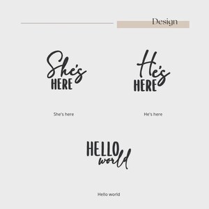 Puede incluir: Fondo claro con la palabra "Design" en un rect&aacute;ngulo beige en la parte superior. Debajo, tres frases en fuente cursiva negra: "She's HERE", "He's HERE" y "HELLO world". Cada frase tiene una descripci&oacute;n textual correspondiente.