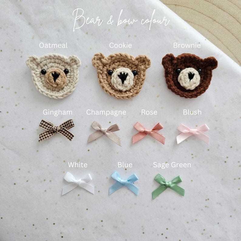 Puede incluir: Un gr&aacute;fico que muestra diferentes colores de osos y lazos de crochet. Los colores de los osos son avena, galleta, marr&oacute;n, vichy, champ&aacute;n, rosa y rubor. Los colores de los lazos son vichy, champ&aacute;n, rosa, rubor, blanco, azul y verde salvia.