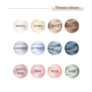 Puede incluir: Una carta de colores de hilos con doce colores diferentes. Los colores incluyen blanco, marfil, beige, moca, lavanda, azul hielo, azul polvoriento, jade, rosa polvoriento, rosa, rosa y salvia. El texto "Thread colours" est&aacute; en la parte superior.