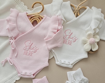 Pelele con volantes personalizado para bebé, conjunto neutro de lujo, rosa recién nacido, body para anunciar el nacimiento, conjunto de punto "Hola Mundo"