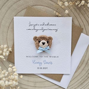 Gepersonaliseerde gehaakte nieuwe babykaart, citaat van Winnie de Poeh, jongensmeisje, neutrale teddybeer, luxe uniek, eerste cadeau, geboorte gefeliciteerd 069
