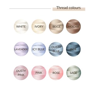 Puede incluir: Una carta de colores de hilos, etiquetada como "Thread colours". La carta muestra 12 colores de hilo en arreglos circulares. Los colores incluyen blanco, marfil, beige, moca, lavanda, azul hielo, azul polvoriento, jade, rosa polvoriento, rosa, rosa y salvia.