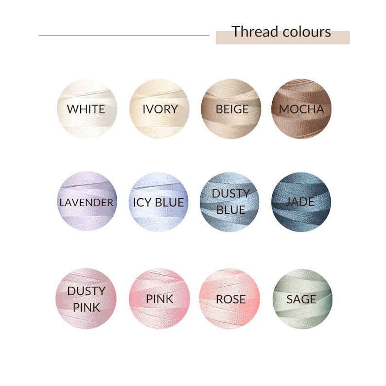 Puede incluir: Una carta de colores de hilos, etiquetada como "Thread colours". La carta muestra 12 colores de hilo en arreglos circulares. Los colores incluyen blanco, marfil, beige, moca, lavanda, azul hielo, azul polvoriento, jade, rosa polvoriento, rosa, rosa y salvia.