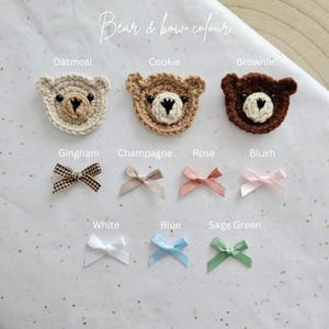 Puede incluir: Un gr&aacute;fico que muestra diferentes colores de osos y lazos de crochet. Los colores de los osos son avena, galleta, marr&oacute;n, vichy, champ&aacute;n, rosa y rubor. Los colores de los lazos son vichy, champ&aacute;n, rosa, rubor, blanco, azul y verde salvia.