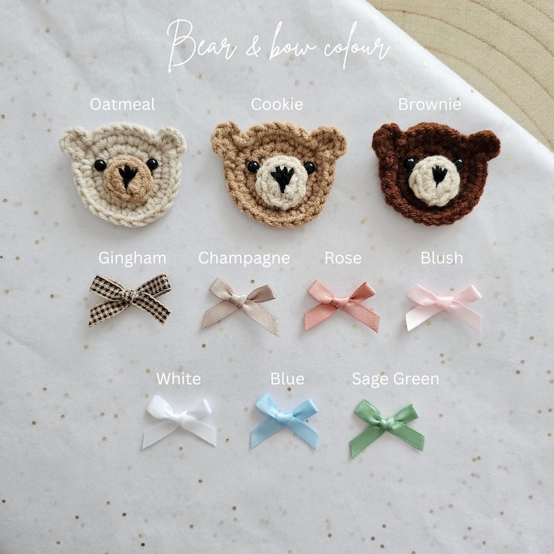 Puede incluir: Un gr&aacute;fico que muestra diferentes colores de osos y lazos de crochet. Los colores de los osos son avena, galleta, marr&oacute;n, vichy, champ&aacute;n, rosa y rubor. Los colores de los lazos son vichy, champ&aacute;n, rosa, rubor, blanco, azul y verde salvia.