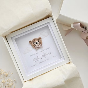 Personlig virkad nallebjörnram, dekoration för barnrum, present till nyfödd, minnessak med födelsedetaljer, väggkonst för barnrum med nallebjörn, lyxig babyshower