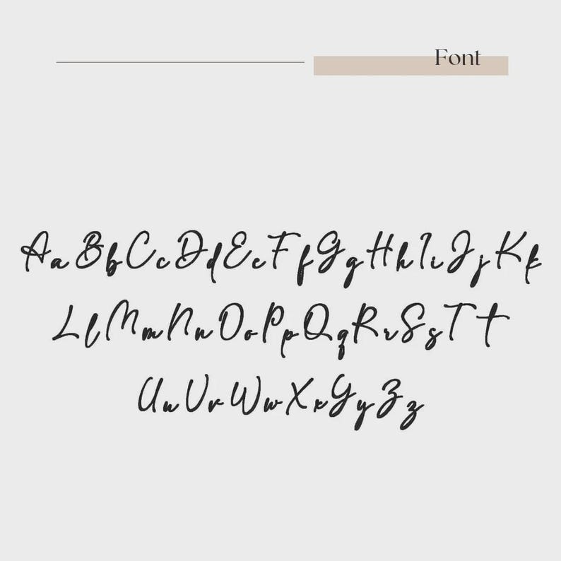 Puede incluir: Un alfabeto completo en fuente cursiva manuscrita, en negro sobre un fondo gris claro. La palabra "Font" est&aacute; encima de las letras. Las letras est&aacute;n en may&uacute;sculas y min&uacute;sculas.