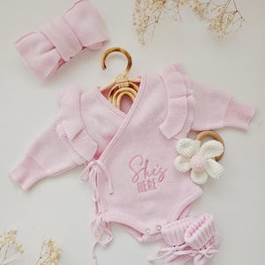 Gepersonaliseerde babyromper met ruches, luxe neutraal, romper met aankondiging pasgeboren baby, Coming Home-outfit, Hello World
