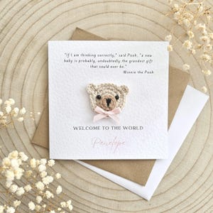 Carte personnalisée nouveau bébé au crochet, citation de Winnie l'ourson, nouvelle carte de bébé garçon, nouveau bébé fille, carte ours pour nouveau bébé, cadeau personnalisé-006