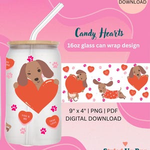 Puede incluir: Una lata de vidrio transparente con tapa de bambú y pajita blanca. La lata presenta un diseño con un perro salchicha marrón sosteniendo un gran corazón naranja, rodeado de huellas de patas rosas y corazones de caramelo. El texto dice "Candy Hearts".