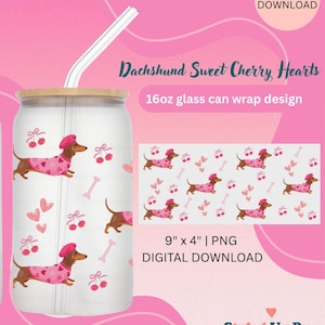 Puede incluir: Un vaso de vidrio con tapa de madera y pajita, con un patrón repetido de perros salchicha con suéteres y sombreros rosas, con detalles de cerezas y corazones. El diseño se titula "Dachshund Sweet Cherry Hearts" y es un diseño de envoltura de vidrio de 473 ml.