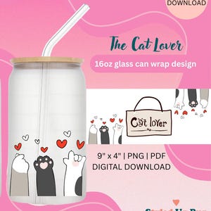 Puede incluir: Un vaso transparente en forma de lata con tapa de madera y pajita transparente. El diseño presenta patas de gato, corazones y el texto "The Cat Lover". La descarga digital mide 22,86 cm x 10,16 cm.