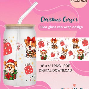 Puede incluir: Un vaso de vidrio transparente con forma de lata con tapa de bambú y pajita blanca. El diseño presenta corgis de dibujos animados con gorros de Papá Noel y adornos navideños. Las dimensiones del diseño son 22,86 cm x 10,16 cm.