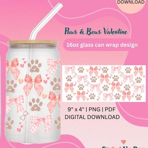 Puede incluir: Un diseño de envoltura de lata de vidrio con un tema rosa y blanco, que muestra lazos, huellas de patas y corazones. El diseño es para una lata de 16 oz. La imagen incluye el texto "Paws & Bows Valentine". Mide 22,86 cm x 10,16 cm.