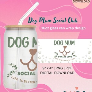 Puede incluir: Un diseño digital para un envoltorio de lata de vidrio, con el texto "Dog Mum Social Club" y un gráfico de perro. El diseño incluye el texto "Dog Mum", "Social" y "Life is Better". El diseño mide 22,86 cm x 10,16 cm.