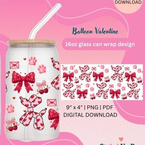 Puede incluir: Una lata de vidrio con tapa de madera y pajita, con un diseño de San Valentín. El diseño incluye lazos rojos, animales de globos, huellas de patas y corazones. El texto "Balloon Valentine" y "16oz glass can wrap design" son visibles.