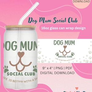 Puede incluir: Un vaso de vidrio con pajita, con el texto "Dog Mum Social Club" y un logotipo con temática de perros. El diseño incluye huellas de patas y la frase "Life is better with a dog". El diseño es para un envoltorio de vidrio de 473 ml.