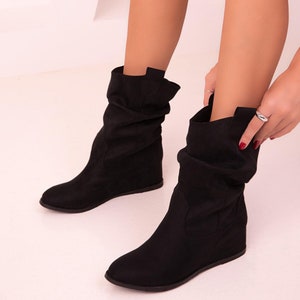 Bottes pour femmes en cuir suédé faites main, bottes pour femmes de style vintage, bottes western d'automne, chaussures plates de cow-boy d'hiver à talons cachés pour femmes élégantes Black