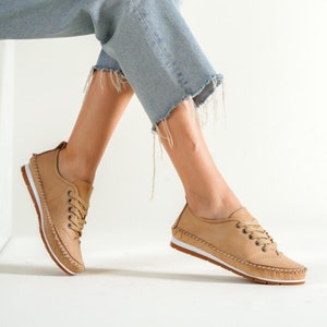 Chaussures pour femmes en cuir véritable, mocassins à lacets faits à la main, baskets d'été décontractées, chaussures plates quotidiennes de sport, chaussures Boho, chaussures de mariée blanches Beige