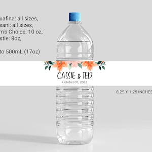 Peut inclure: Étiquette de bouteille d'eau avec un motif floral et le texte "CASSIE & TED" et "October 07, 2022". L'étiquette mesure 8,25 pouces sur 1,25 pouce.