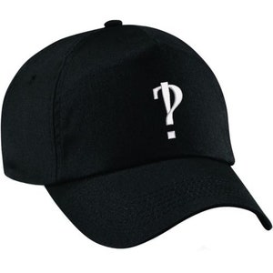 Puede incluir: Gorra de béisbol negra con un signo de interrogación blanco bordado en la parte delantera. La gorra tiene una visera curva y un botón en la parte superior. Accesorio casual.